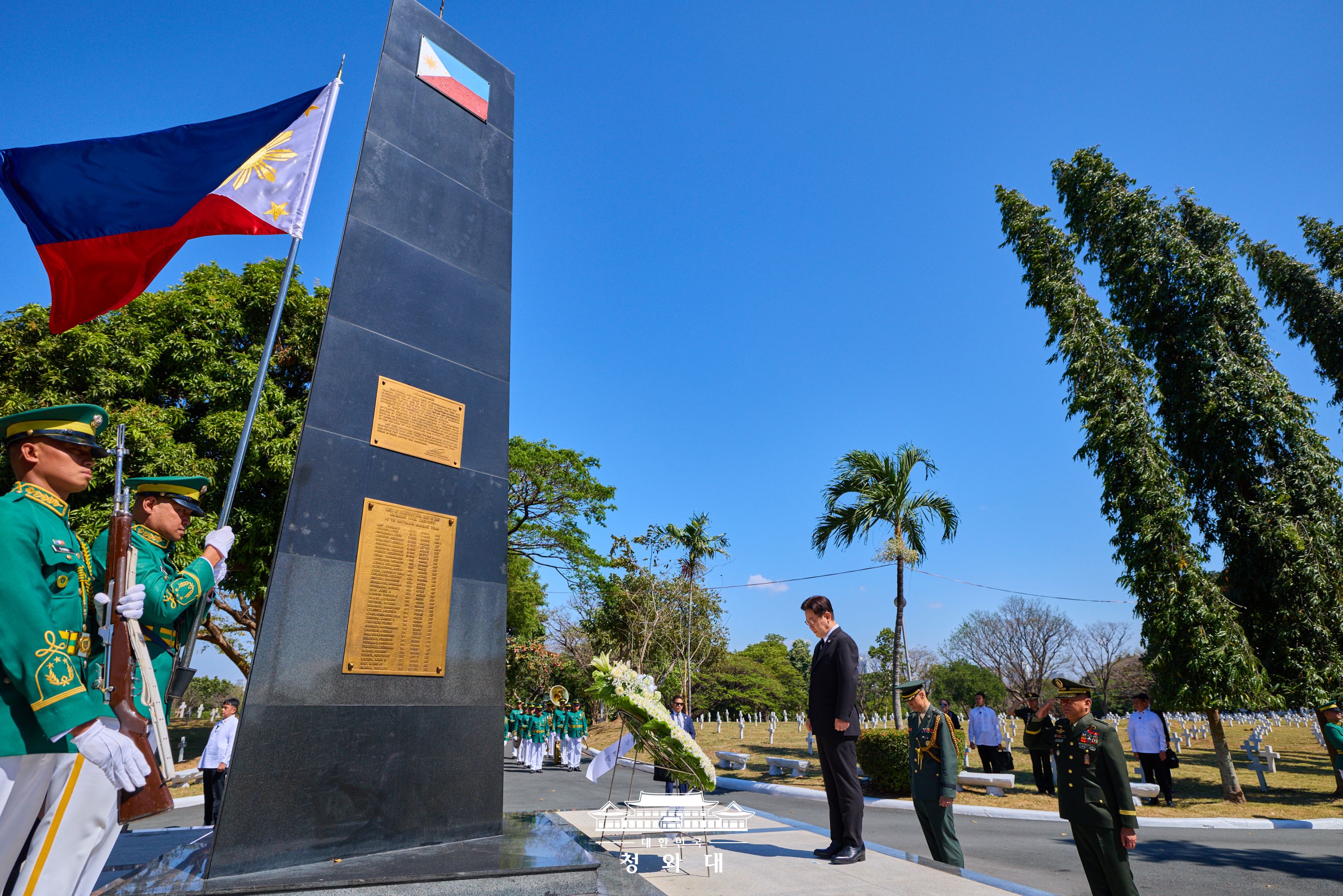 이재명 대통령, 한국전 참전기념비 헌화 및 참전용사에 감사 표명